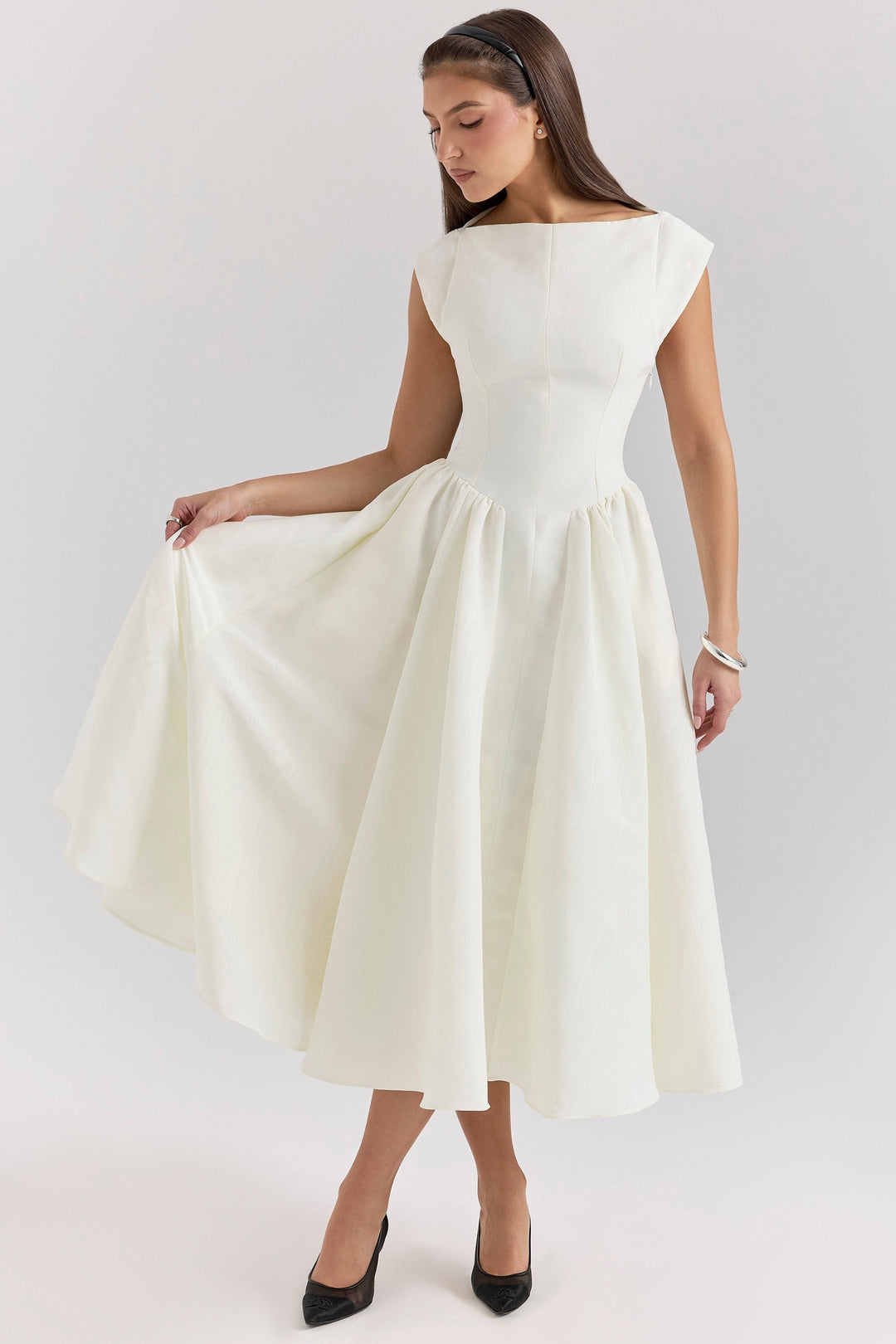 LUMI – BACKLESS DROPPED SHOULDER DRESS